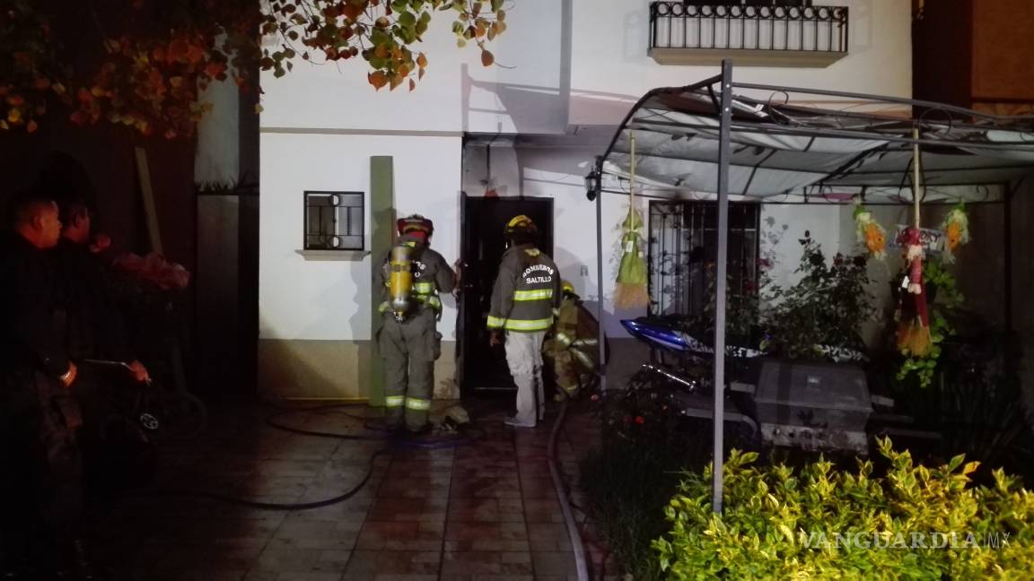 $!Se incendia casa; se salvan 4 menores en Saltillo