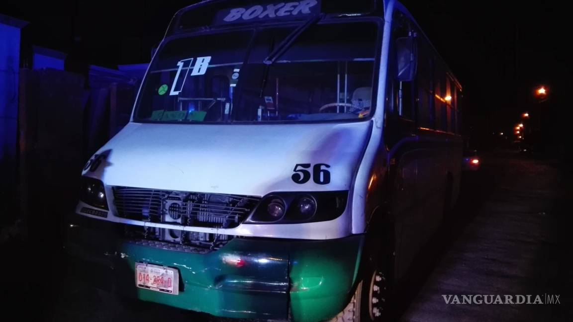 Se estrella contra camión de transporte público en Saltillo