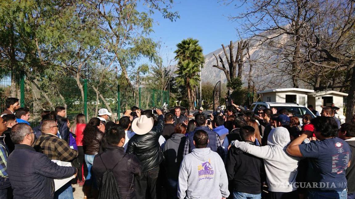 Recorre 'El Bronco' mercado Los Manantiales en Ramos Arizpe