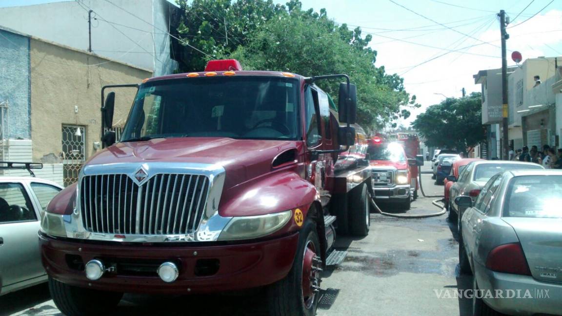 Menor resulta intoxicado y mujer lesionada tras incendio de vivienda en Torreón