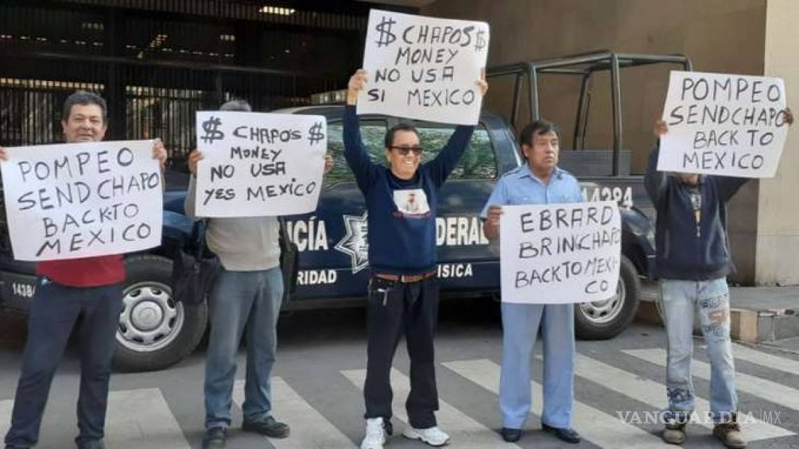 Supuesto abogado de 'El Chapo' protesta en visita de Mike Pompeo para pedir la repatriación del capo