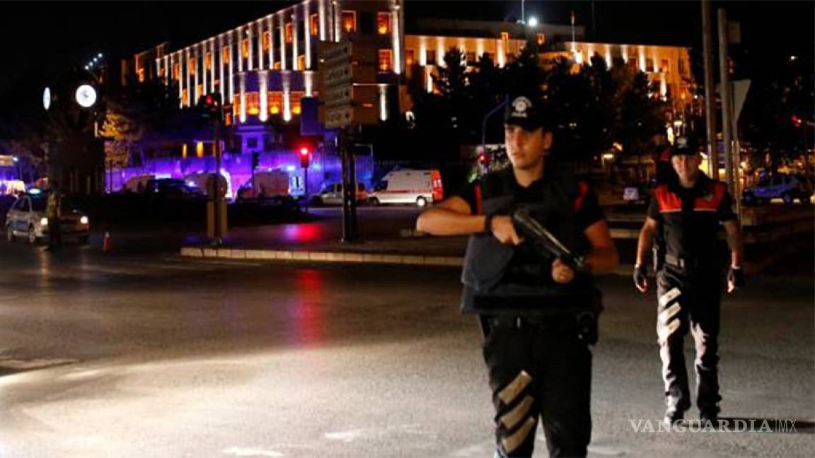 $!Ciudadanos turcos frenan en la calle el golpe de Estado