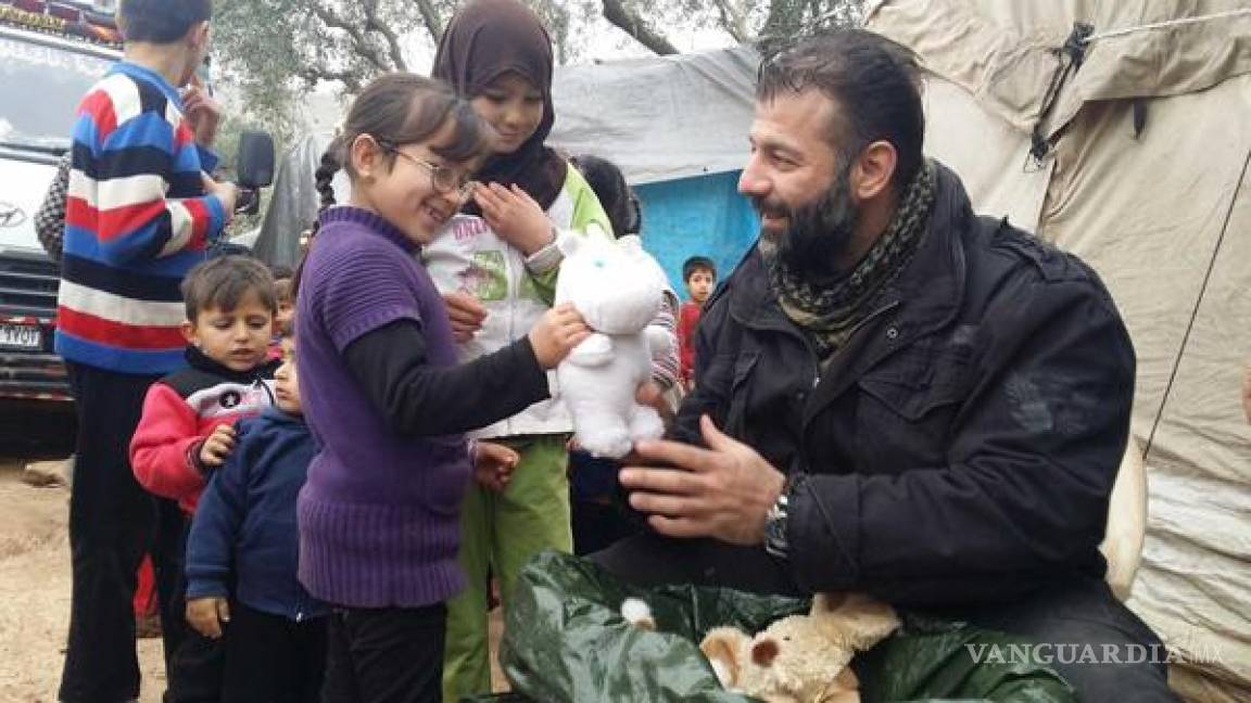 &quot;Traficante de juguetes&quot;: Hombre lleva pelotas y muñecas desde Finlandia a niños de la guerra en Siria