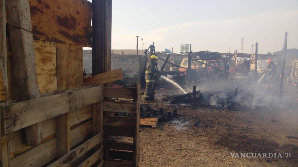 Incendio consume tejabanes en Ramos Arizpe, Coahuila