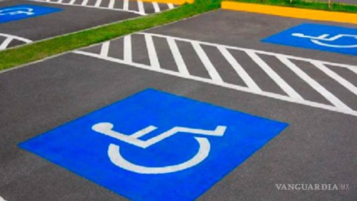 Aplicarán en Coahuila multa de 17 mil pesos a quien se estacione en lugares para discapacitados