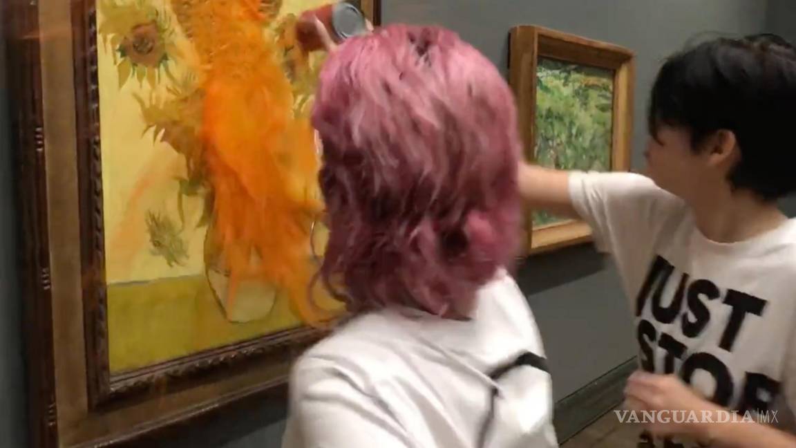 Dos integrantes de ‘Just Stop Oil’ lanzan sopa de tomate sobre ‘Los Girasoles’ de Van Gogh en la National Gallery