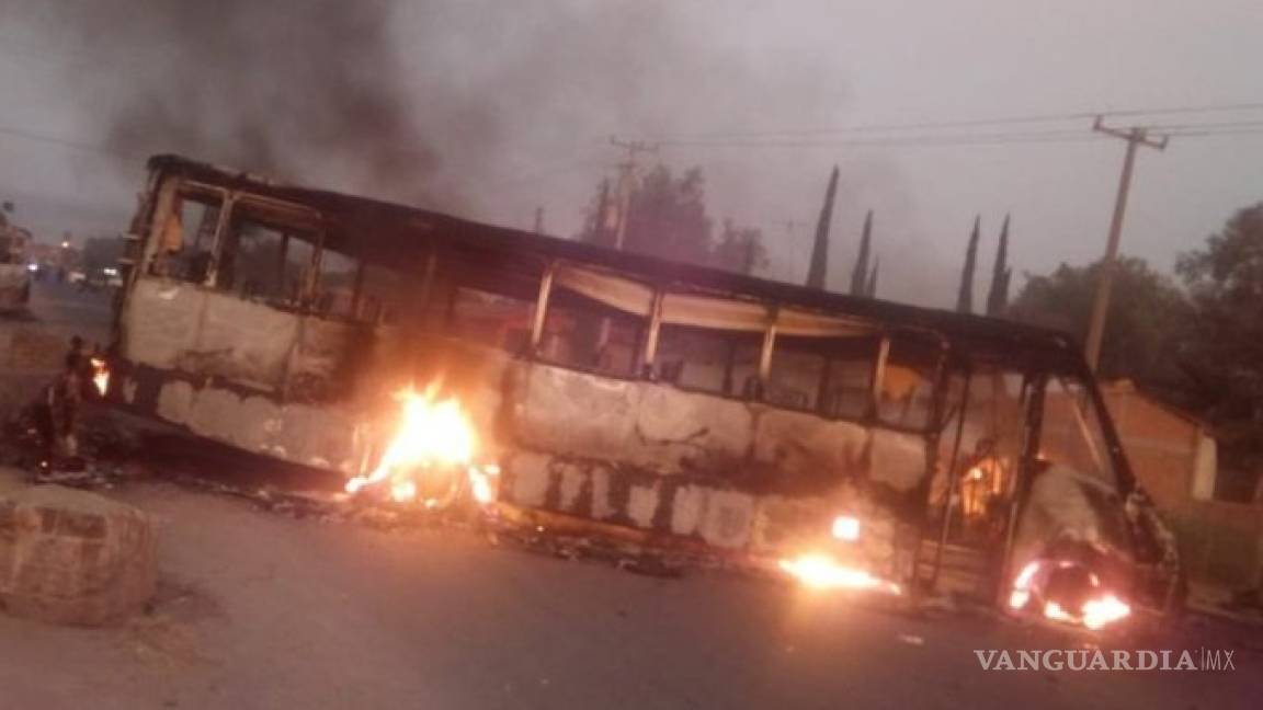 Bloquean carretera de Guanajuato con autobuses incendiados