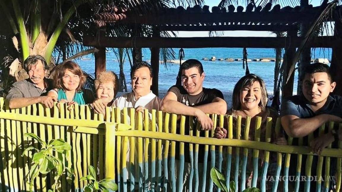 $!Juan Gabriel fue visto entrando con su novio a su hotel antes de morir