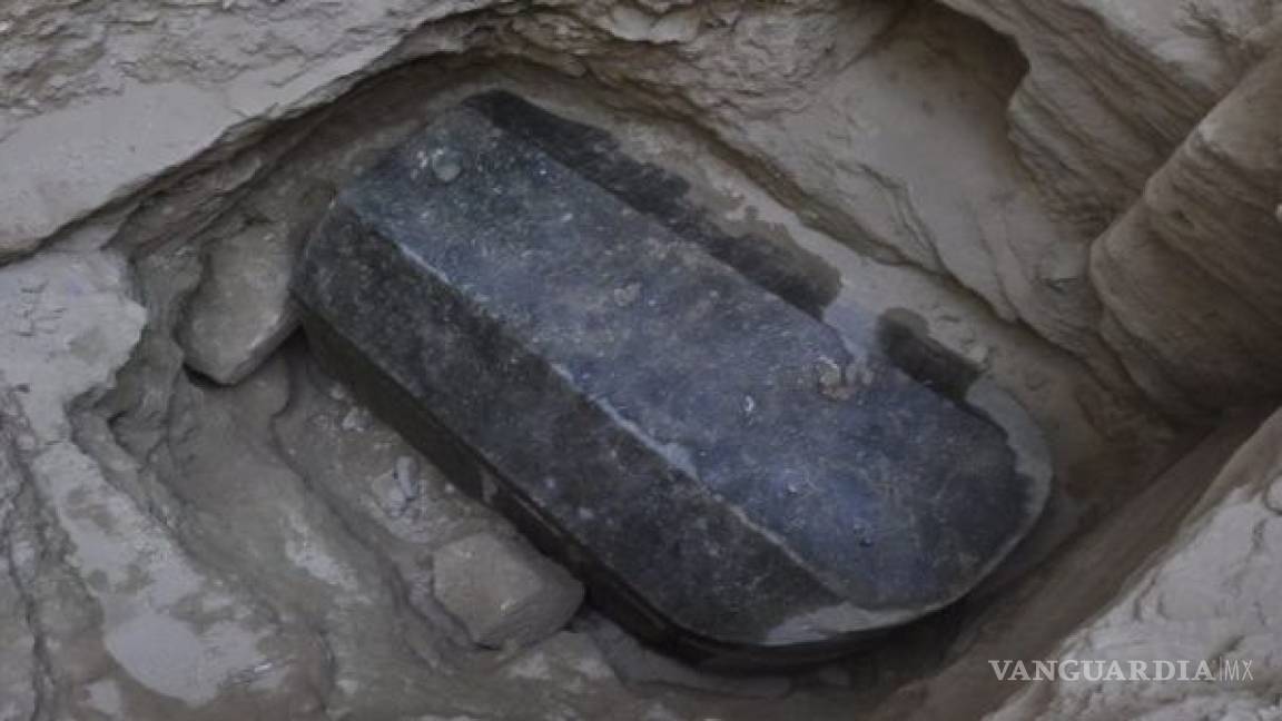 Misterioso sarcófago negro de 2 mil años hallado en Egipto podría ser la tumba de Alejandro Magno