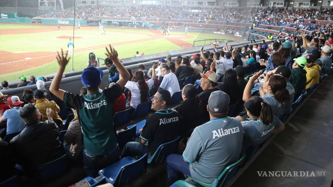 $!La afición se mantuvo presente en todo el partido apoyando a la Ola Verde.