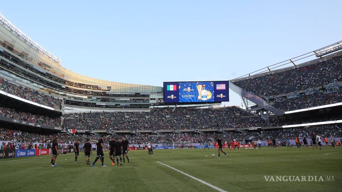 $!Mujer cae 12 metros en la Final de la Copa Oro