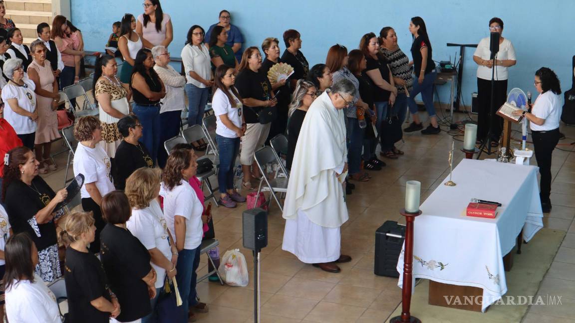 $!El Padre Juan Carlos instó a las exalumnas a mantener vivos los valores del colegio a pesar de su cierre.