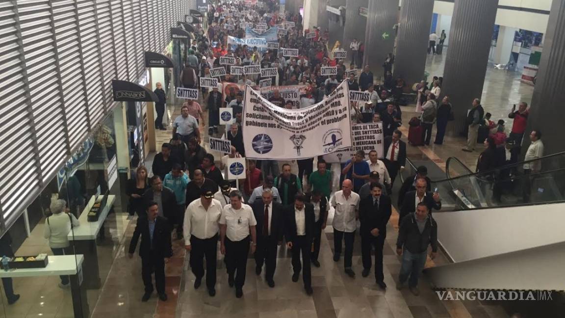Extrabajadores de Mexicana protestan en aeropuerto y piden a AMLO acelerar liquidaciones