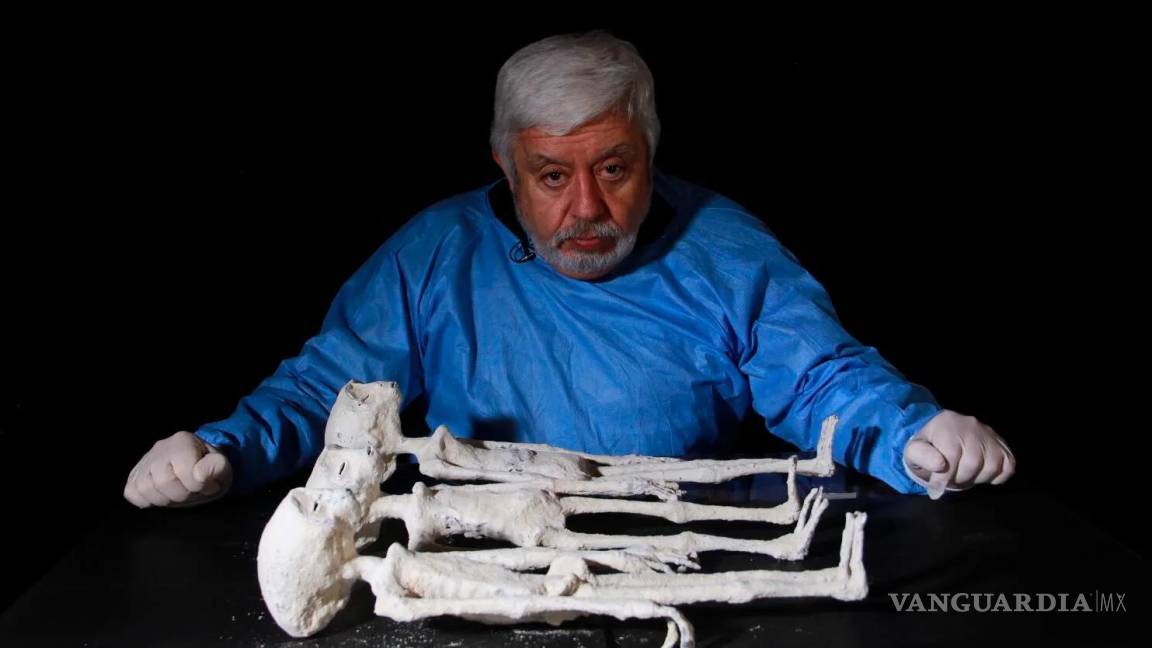 ‘Es un organismo que tuvo vida’... Jaime Maussan presenta tomografías de cuerpos de presuntos extraterrestres; estaba en gestación