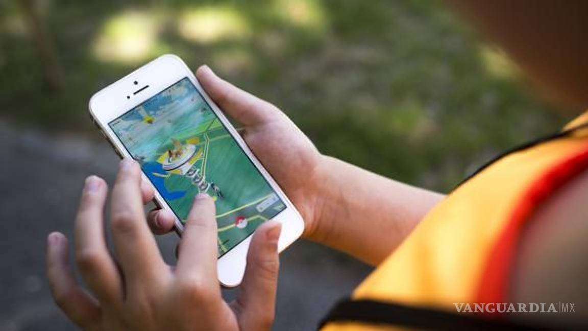 Conductor es sorprendido por la policía, jugando Pokémon GO... en 8 celulares al mismo tiempo