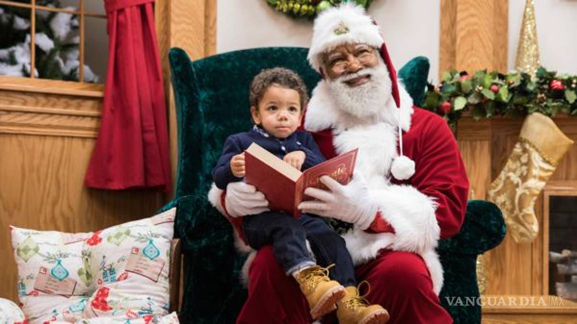 Centro comercial de EU le da la bienvenida a un Santa Claus negro