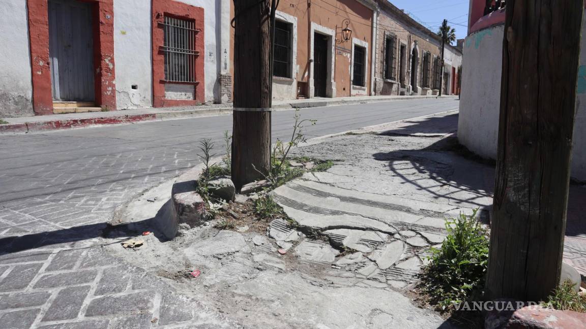 Se organizan vecinos del Centro Histórico de Saltillo y hacen recuento de farolas y banquetas dañadas