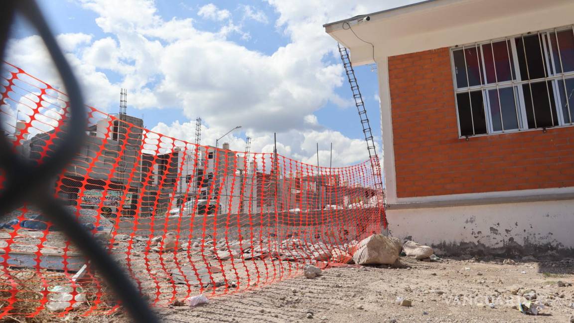 Saltillo: se ‘pelean’ salones en primaria de Hacienda Narro; reclaman aulas y obras