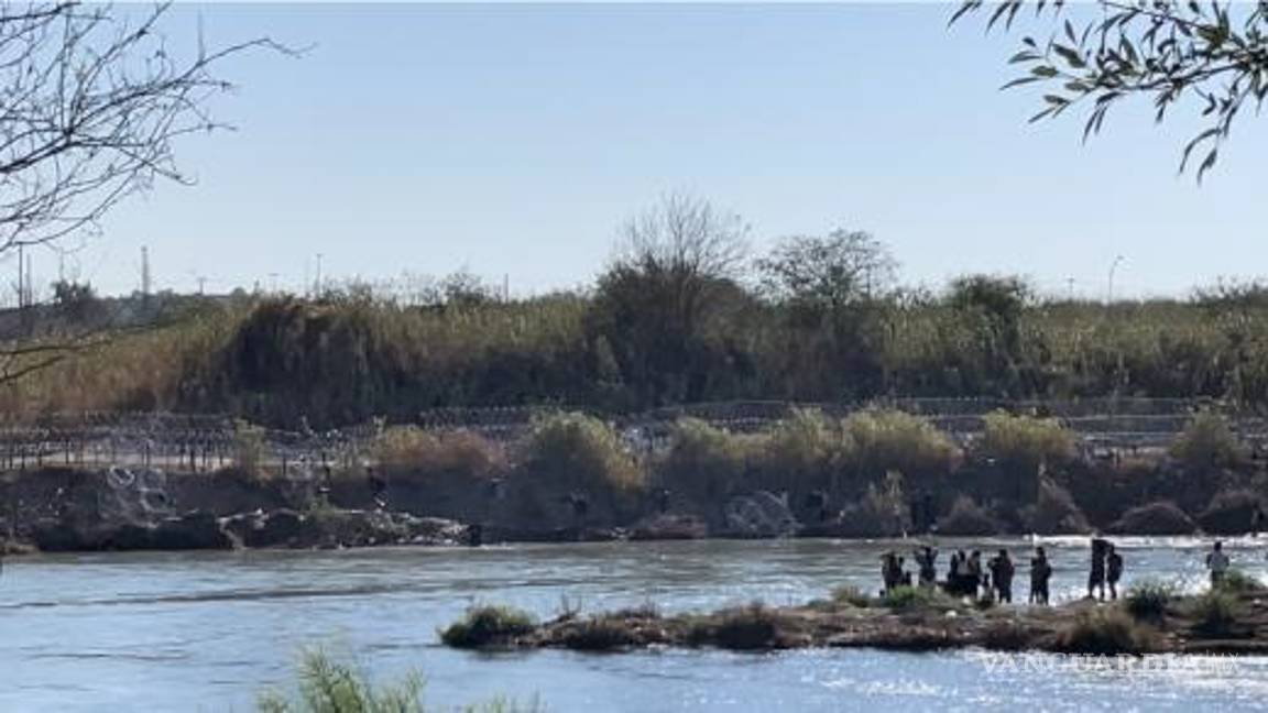 $!Los migrantes son orientados por militares para cruzar por las partes más bajas del Río Bravo.