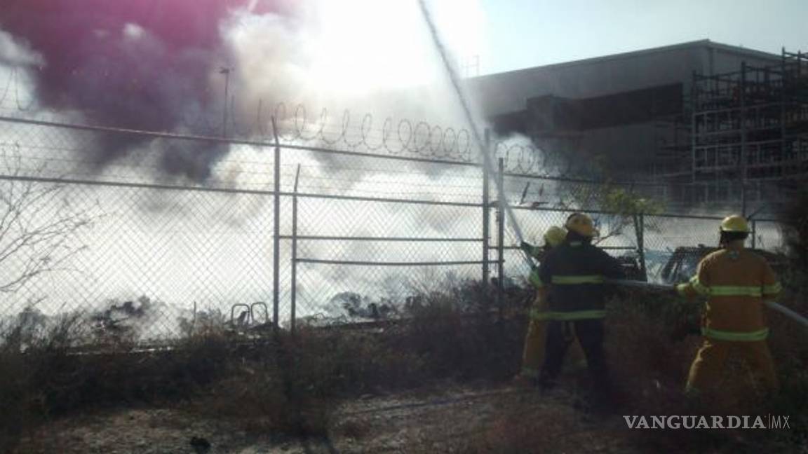 $!En Región Sureste de Coahuila incendio arrasa con bodega de la empresa John Deere