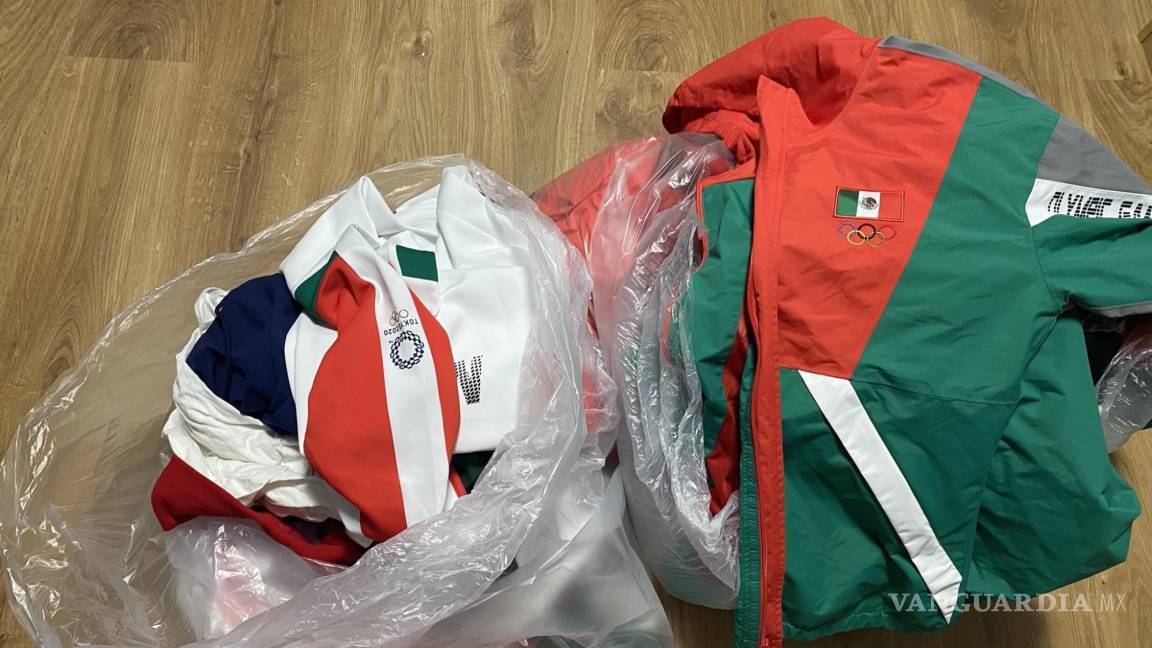 Atletas mexicanos reaccionan por uniformes de softbol tirados a la basura