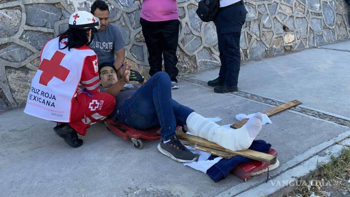 $!El joven terminó entablillado.