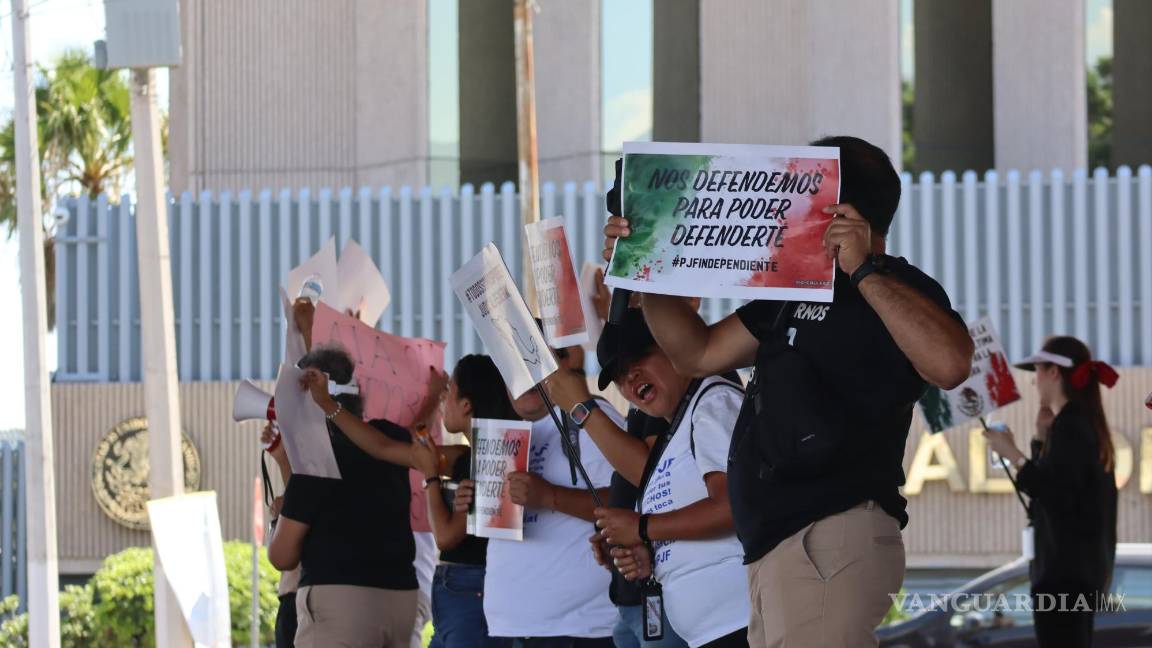 $!Trabajadores del Poder Judicial de la Federación se congregan para defender la independencia judicial ante la propuesta de reforma en Saltillo.