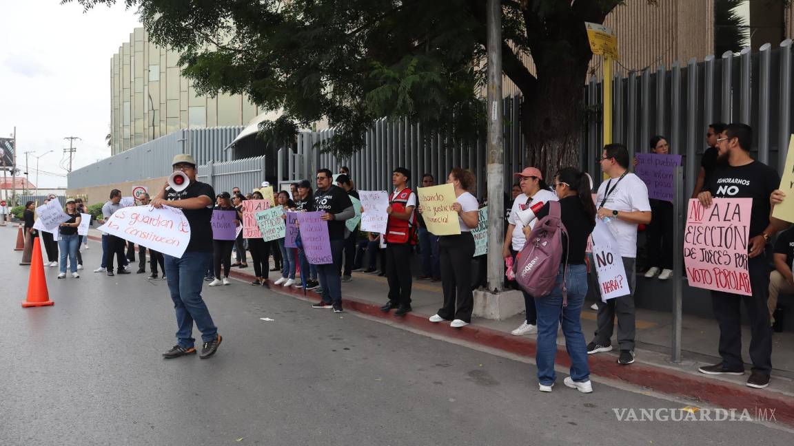 $!El paro de labores en el Poder Judicial Federal afecta sedes en Saltillo, Monclova, Piedras Negras y Torreón, uniendo a más de 400 empleados en la protesta.