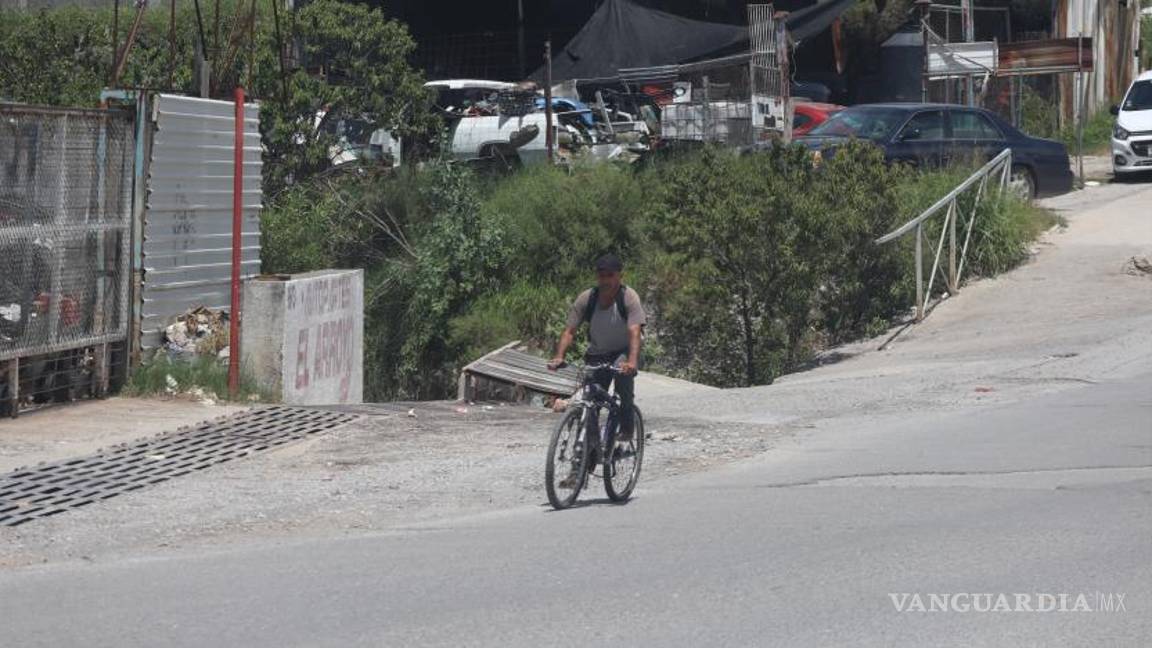 $!Ciclistas continúan circulando por el bulevar Otilio González, donde la infraestructura ciclista ha desaparecido en su mayoría.