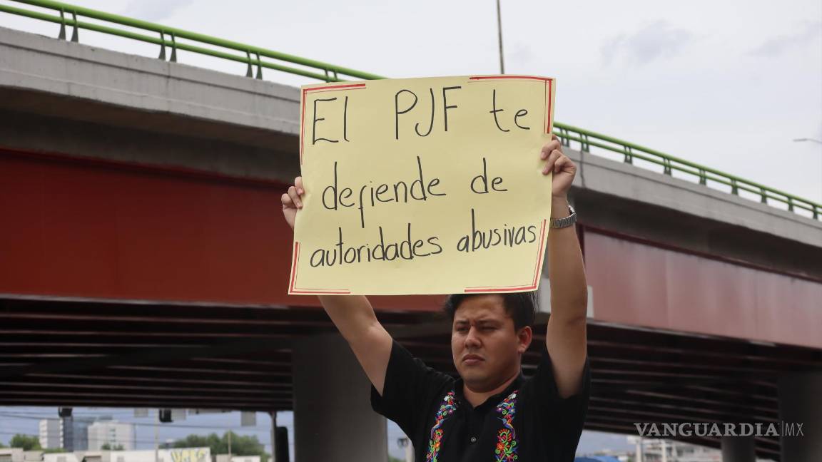 $!Empleados del PJF en Saltillo suspendieron actividades en 11 órdenes judiciales como parte de un movimiento nacional en defensa de sus derechos.