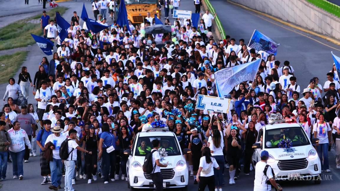 Estudiantes de la UAdeC toman calles de Saltillo para dar la bienvenida a sus compañeros