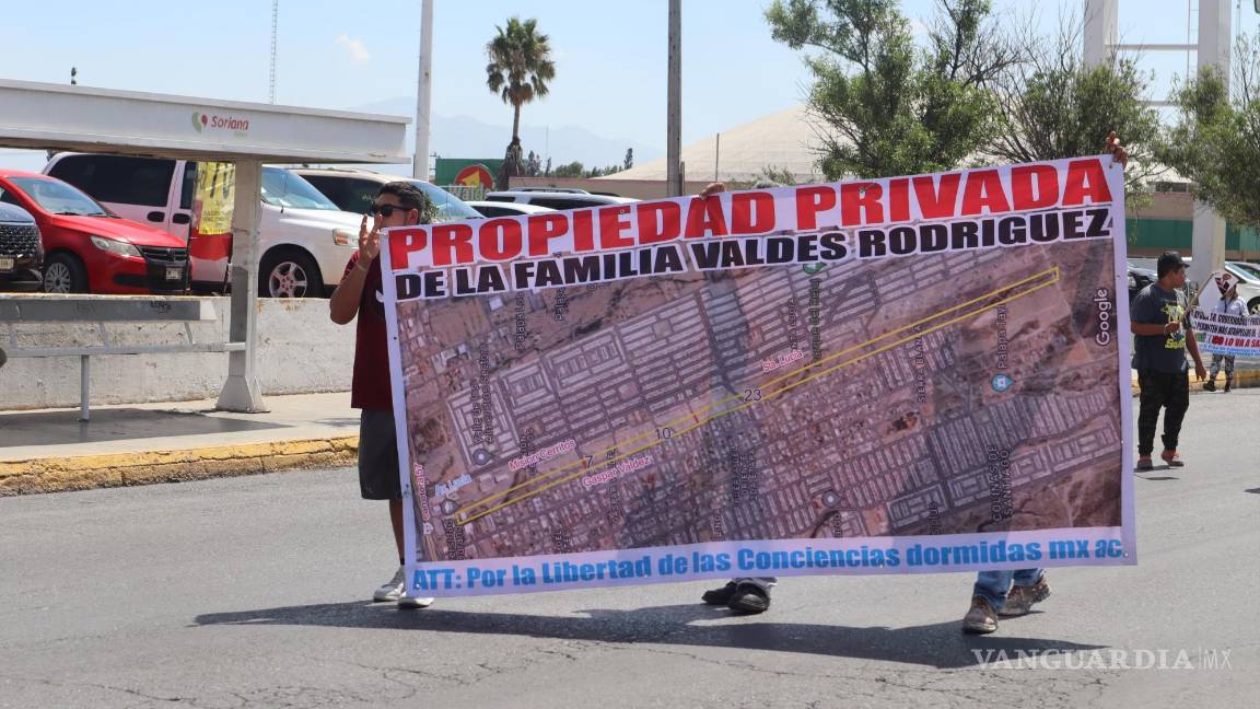 $!Alberto Valdés Rodríguez, el principal afectado en la disputa inmobiliaria, participó en la marcha pidiendo justicia por el terreno en conflicto.