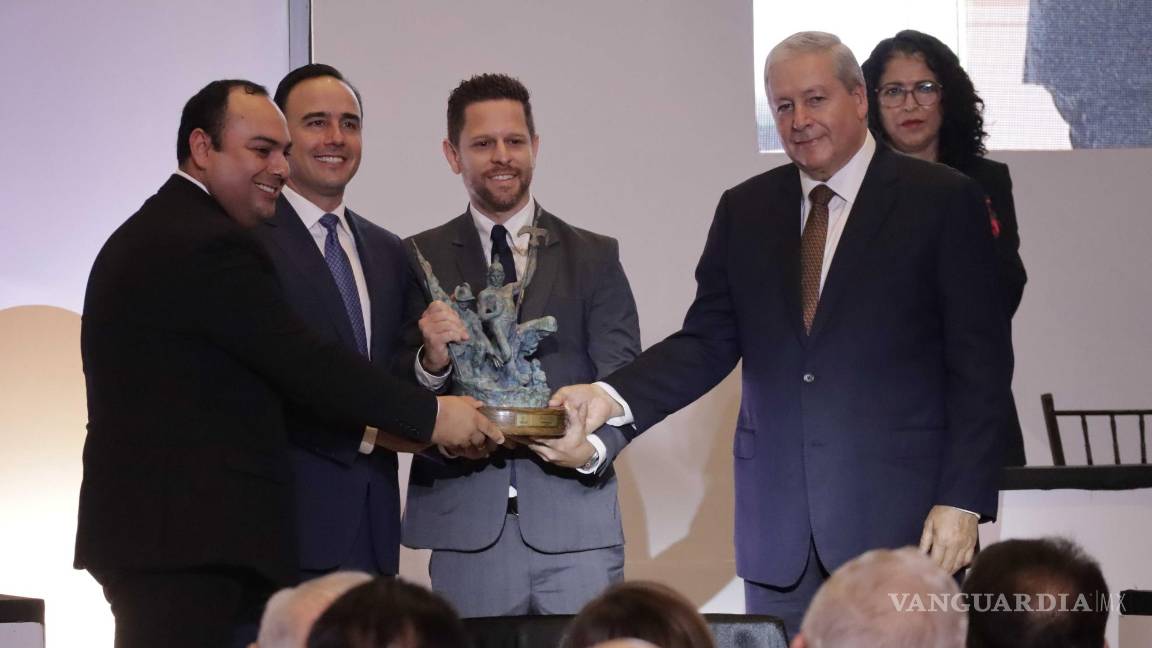 $!El rector Giovanni de la Peña, izquierda, recibió a nombre de la UANE la presea.