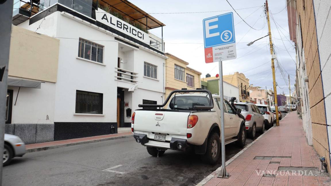 Gobierno de Saltillo analiza ampliar señalética de parquímetros; gestiona pago en comercios