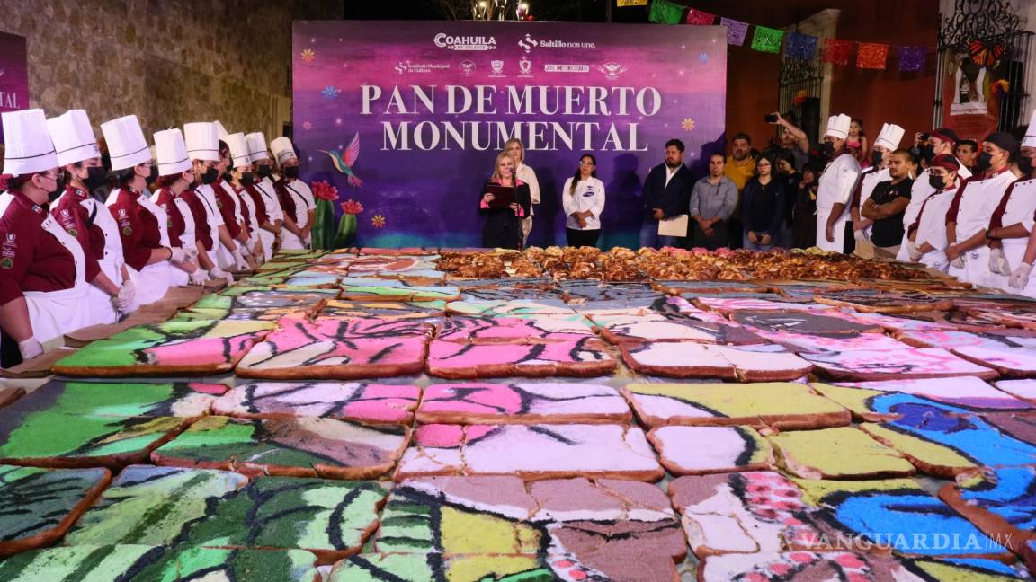 Saltillo: monumental reparto de pan de muerto en el Festival Ánimas del Desierto