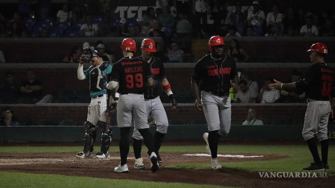 $!En un juego reñido, los Calientes tomaron la delantera temprano con un cuadrangular de Juan Uriarte, pero los Saraperos respondieron rápidamente.