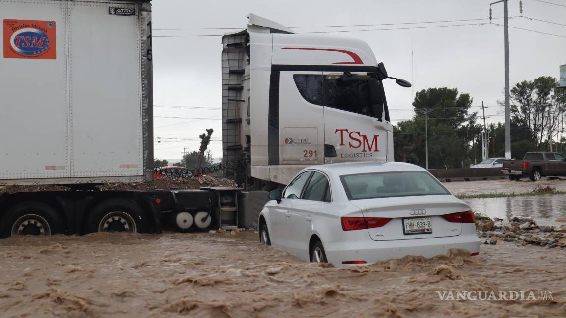 $!El tránsito se vio afectado en varias intersecciones clave debido a problemas con los semáforos.