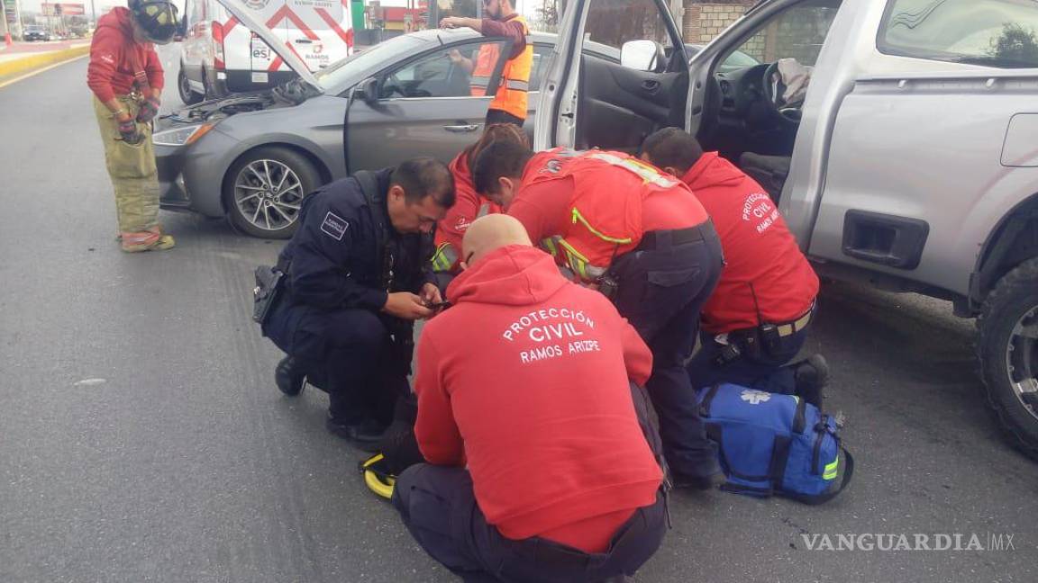 Auto se descontrola y provoca choque con camioneta en carretera Sal-Mon; hay 1 lesionado