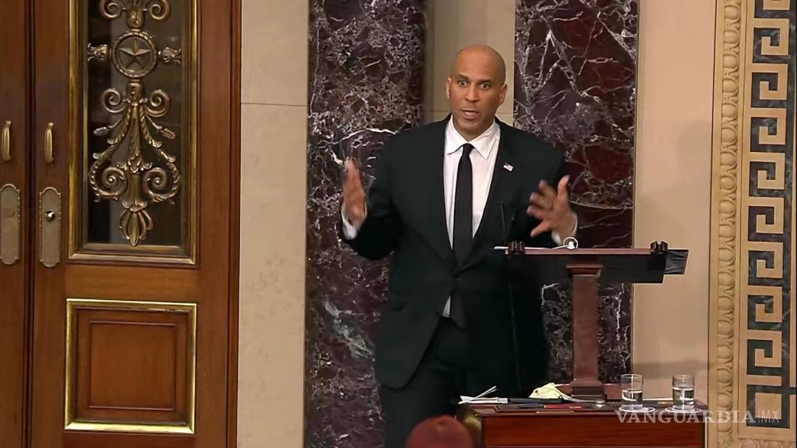 Cory Booker da un histórico discurso de más 25 horas contra de Donald Trump en el senado