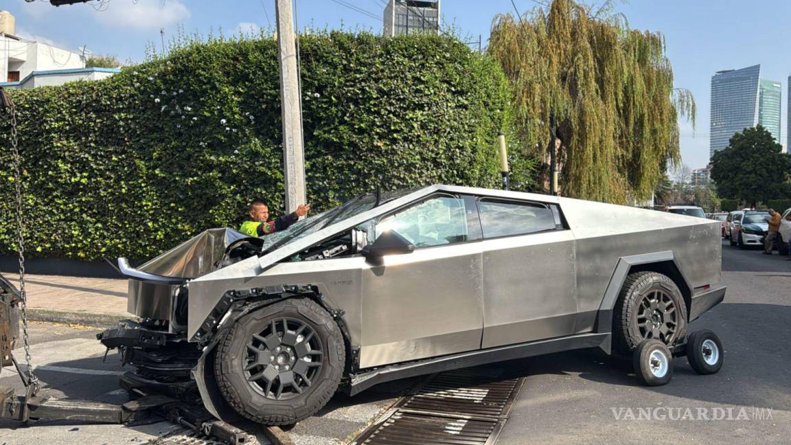 Reportan otra Cybertruck destrozada; choque se registró en Guadalajara