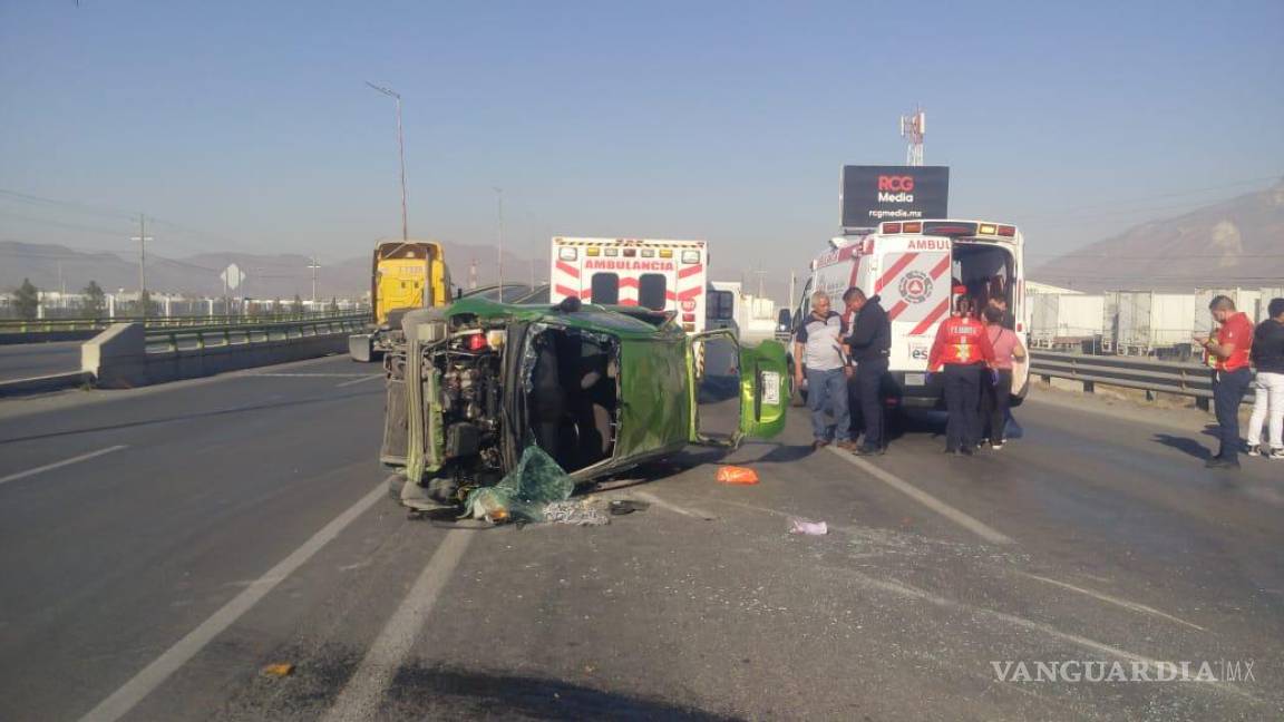 Cuatro heridos en choque y volcadura, en Ramos Arizpe