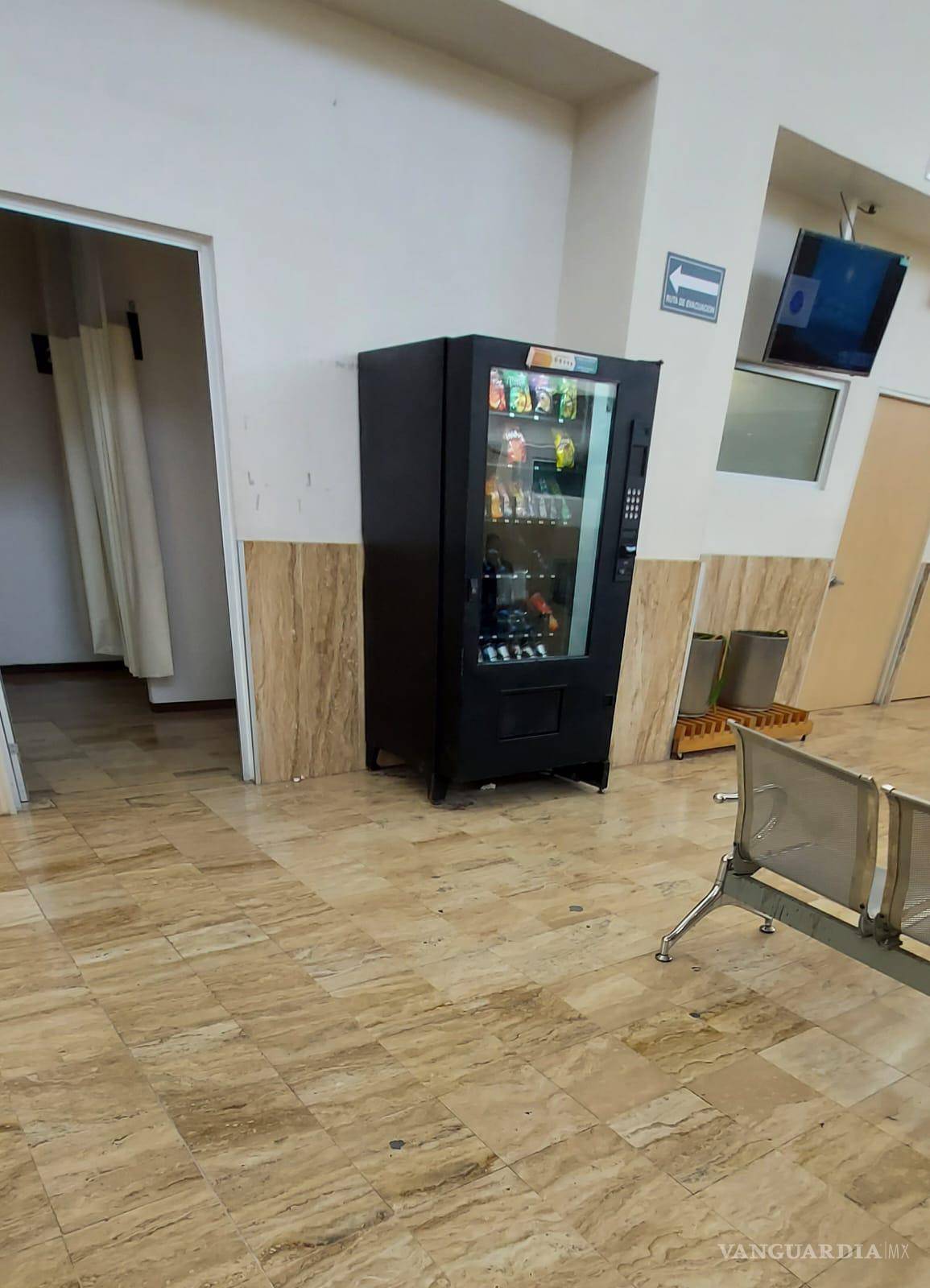$!En la Clínica 91 de la ciudad se tienen instaladas máquinas expendedoras de comida chatarra.