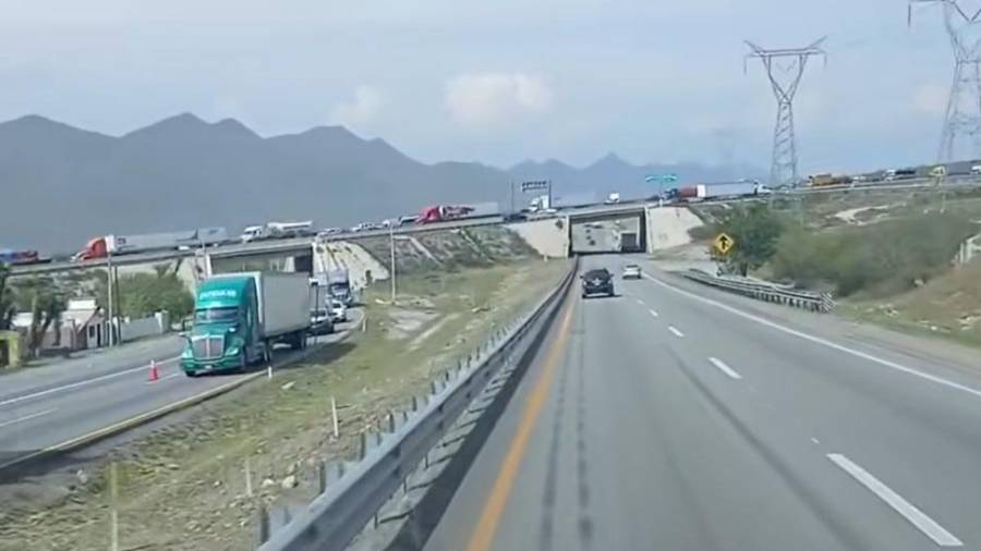 Las filas de vehículos, tanto en la autopista como en la carretera libre de Monterrey a Saltillo, se prolongaron por varios kilómetros y durante horas.