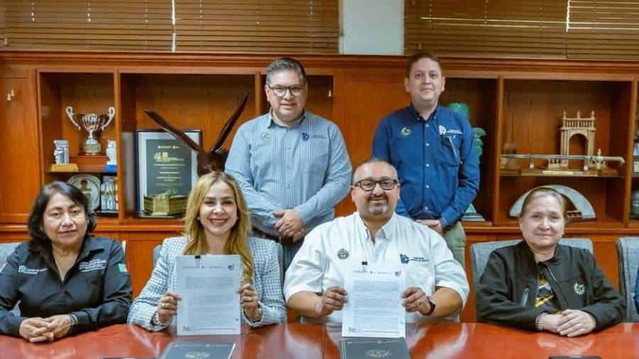 Autoridades del CJM y del Tec Laguna durante la firma del convenio de colaboración.
