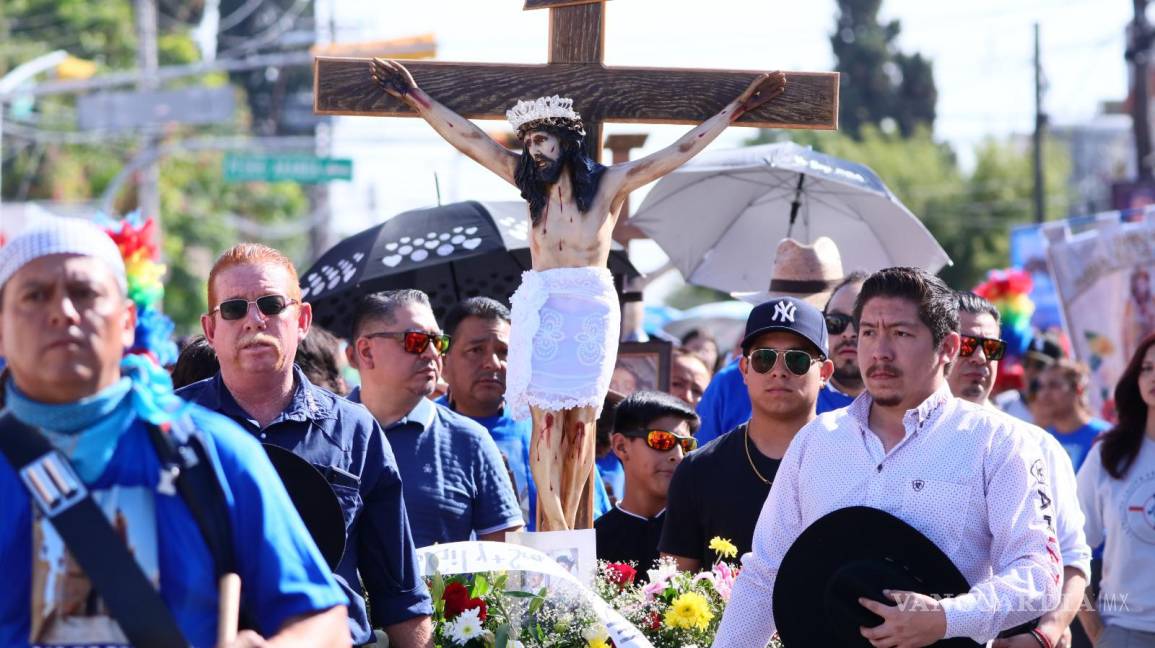 $!Feligreses participaron en la Procesión de la Cera, un recorrido simbólico que conectó a la comunidad en un acto de fe y tradición.