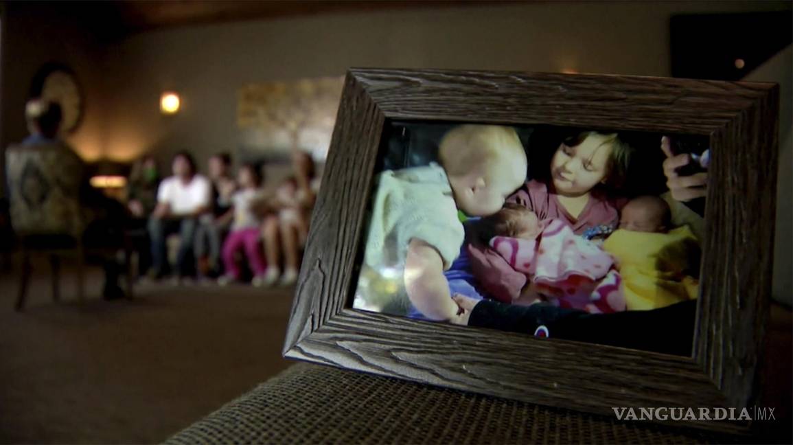 $!En esta imagen tomada de un video, se muestra una fotografía de los hijos de Matthew Rigney y Danielle Hall mientras son entrevistados en el fondo de la habitación en Waverly, Tennessee. AP/WTVF