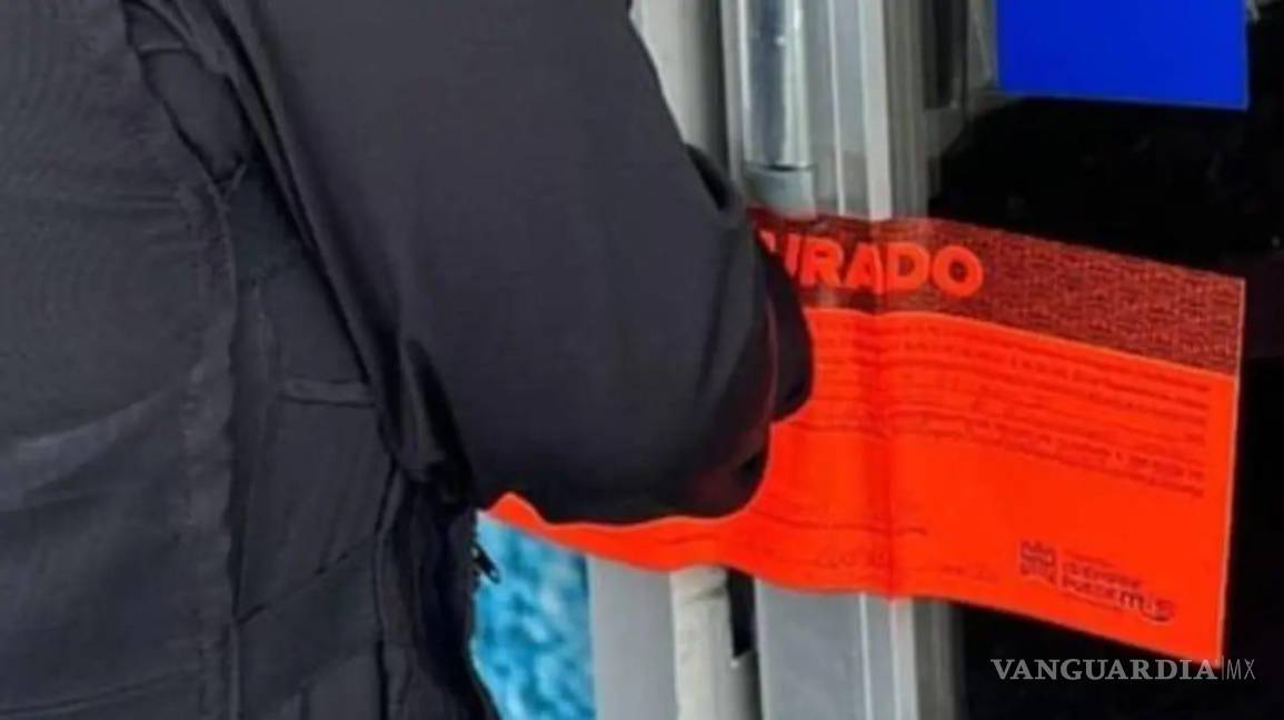 $!Inspectores municipales colocaron sellos de clausura en la librería-cafetería “Nueva Vida”.