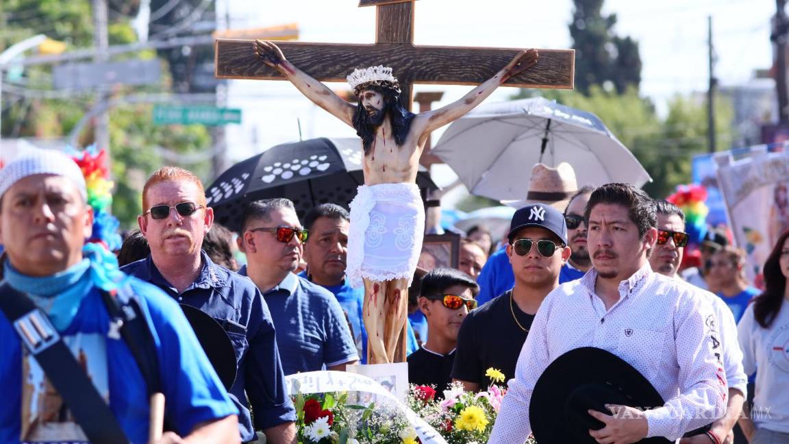 $!Feligreses participaron en la Procesión de la Cera, un recorrido simbólico que conectó a la comunidad en un acto de fe y tradición.