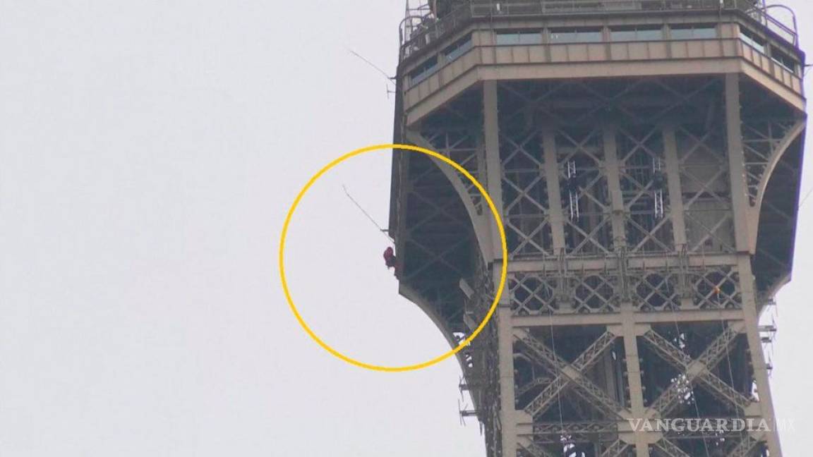 Cierran y evacúan Torre Eiffel por un hombre que escala la estructura (video)