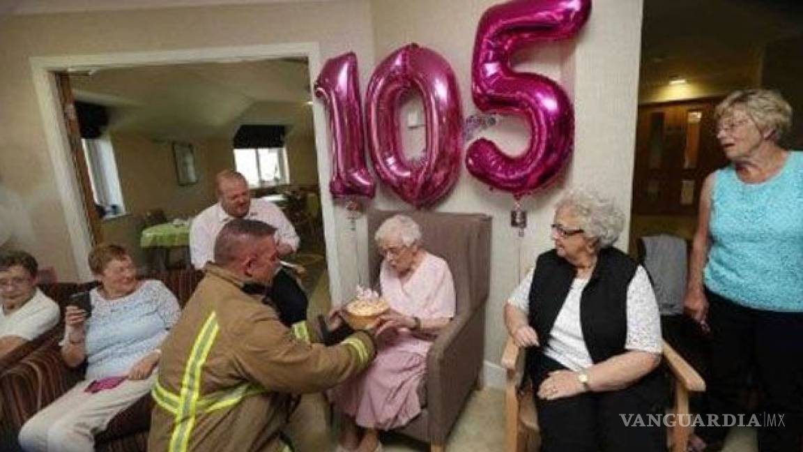 Cumple 105 años y pide de regalo a un sexy bombero